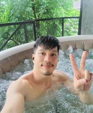 Vivid Bavornkiratikajorn Instagram - ฟ้าฝนไม่เป็นใจ อดสอนเทนนิส เลยมาแช่น้ำซักนิด แล้วคิดถึงเธอ 💦💦🤤🤩🤪❤️ 
#chill #relax #home #happy #pool