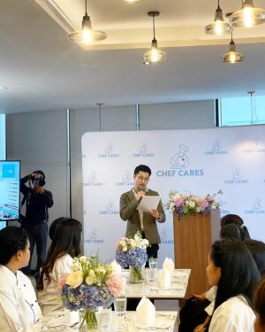 Vivid Bavornkiratikajorn Instagram - ดีใจกับน้องๆเหล่า dreamers ทุกคนกับโครงการ ' Chef Cares dreams academy ในseasonที่3 ด้วยนะครับ ได้เป็น chef แล้ว 👏👏👏
ผมมีโอกาสได้มาเป็นพิธีกรทั้ง3season ได้เห็นน้องๆประสบความสำเร็จ ขอให้น้องๆตั้งใจทำให้เต็มที่ ขอบคุณโครงการดีๆนี้ที่ช่วย 'สานฝันปั้นเชฟ' มาตลอด3season ที่ผ่านมา ช่วยให้น้องๆได้มีอาชีพที่ดีครับ 
ขอขอบคุณคุณ มาริสา เจียรวนนท์ ที่เป็นผู้ริเริ่มโครงการดีๆแบบนี้ รวมถึงผู้ใหญ่ใจดีทุกท่านที่สนับสนุนน้องๆครับ 😊🙏🤍 

#chefcares #cpall