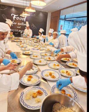 Vivid Bavornkiratikajorn Instagram - ดีใจกับน้องๆเหล่า dreamers ทุกคนกับโครงการ ' Chef Cares dreams academy ในseasonที่3 ด้วยนะครับ ได้เป็น chef แล้ว 👏👏👏
ผมมีโอกาสได้มาเป็นพิธีกรทั้ง3season ได้เห็นน้องๆประสบความสำเร็จ ขอให้น้องๆตั้งใจทำให้เต็มที่ ขอบคุณโครงการดีๆนี้ที่ช่วย 'สานฝันปั้นเชฟ' มาตลอด3season ที่ผ่านมา ช่วยให้น้องๆได้มีอาชีพที่ดีครับ 
ขอขอบคุณคุณ มาริสา เจียรวนนท์ ที่เป็นผู้ริเริ่มโครงการดีๆแบบนี้ รวมถึงผู้ใหญ่ใจดีทุกท่านที่สนับสนุนน้องๆครับ 😊🙏🤍 

#chefcares #cpall