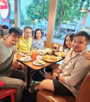 Vivid Bavornkiratikajorn Instagram - ย้อนหลังวันแม่ 😎🎊🎊🫰❤️
#family #dinner #happy