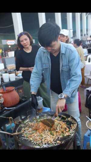 Vivid Bavornkiratikajorn Instagram - อิ่มบุญ อิ่มใจ อิ่มกันถ้วนหน้า ดีใจที่ได้มาร่วมแจกโรงทานในครั้งนี้ครับ 😊🙏🫰🤍 
ขอบคุณพี่ตุ้ย @moonoomfamily ที่ชวนผมมาร่วมบุญในครั้งนี้ ร่วมกับพี่ๆทีมงาน  @eightfinityfilm นะครับ ขออนุโมทนาบุญ ขอให้มีความสุขมากๆครับ สาธุ 🙏😎🫰🤍

#แจกโรงทาน #charity #หลวงพ่ออลงกต #หมอบีทูตสื่อวิญญาณ #มหาทาน