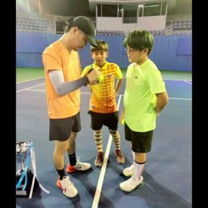 Vivid Bavornkiratikajorn Instagram - มีน้องชายนักเทนนิสมาทักว่า "พี่ใช่แฟ้บรึเปล่าครับ" เราก็งงไปพักนึง เราฟังผิด หรือ น้องหาว่าเสื้อผ้าผมสกปรก เลยถามผมว่าใช้แฟ้บ(ผงซักฟอก) บ้างรึเปล่า?  พอนึกได้ก็ อ๋ออ!! ชื่อในซีรีส์ที่เล่นเป็นตำรวจ ชื่อ หมวด 'แฟ้บ' (เรื่อง คือเธอ remember you) 555 ขอให้น้องโชคดีนะครับ👍 

หาเวลาออกกำลังกายกันนะครับเพื่อนๆ💪🫰
ถ้วยสวยและใหญ่มากครับ แต่... วางไหนดี 555 🏆🌟🎾

#tennis #happy #charity