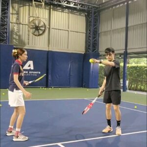 Vivid Bavornkiratikajorn Instagram - 3คน 3style 🎾😎👍👍 
ดีใจจัง วงสวย ท่าสวยไว้ก่อน ได้เปรียบ 55 
คนสุดท้าย มาพร้อม power 🔥😁👍

Tennis เป็นกีฬาที่ต้องสม่ำเสมอ สู้ๆครัช 😎🎾👍
@beeningpcy @anieany @satthawit 
#tennis #happy #beginner #practice