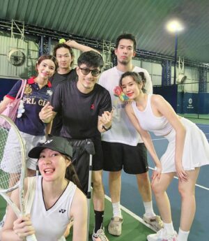 Vivid Bavornkiratikajorn Instagram - จัดไป 5คน 2ชม. หนุกหนาน 😎👍🎾
ขอบคุณพี่โฟร์ที่ชวนหนูทดลอง เอ้ย ชวนเพื่อนๆมาฝึกเทนนิสด้วยกันนะครับ เดี๋ยวจะปั้นให้ท่าสวยๆไว้ก่อน 55 😁🎾🫰

#tennis #happy 
#รับสอนเทนนิสขั้นพื้นฐานและน็อคเกอร์