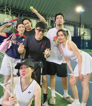 Vivid Bavornkiratikajorn Instagram - จัดไป 5คน 2ชม. หนุกหนาน 😎👍🎾
ขอบคุณพี่โฟร์ที่ชวนหนูทดลอง เอ้ย ชวนเพื่อนๆมาฝึกเทนนิสด้วยกันนะครับ เดี๋ยวจะปั้นให้ท่าสวยๆไว้ก่อน 55 😁🎾🫰

#tennis #happy 
#รับสอนเทนนิสขั้นพื้นฐานและน็อคเกอร์