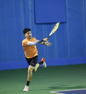 Vivid Bavornkiratikajorn Instagram - 'Keep the eyes on the ball🎾' ก็ว่าทำไมวันนั้นตีเสียหลายลูก 555 (มองแต่ทางไม่มองบอล😁) 

ขอบคุณรูปภาพสวยๆจากทีมงานพี่กรด้วยครับ 😊🙏🫰 @kornnarongdej
(รูปเยอะมาก ทะยอยลง) 
#tournamentofhope #tennis #charity #happy
#ตี๋วิวิศน์นักเทนนิสพเนจร