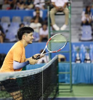 Vivid Bavornkiratikajorn Instagram - 'Keep the eyes on the ball🎾' ก็ว่าทำไมวันนั้นตีเสียหลายลูก 555 (มองแต่ทางไม่มองบอล😁) 

ขอบคุณรูปภาพสวยๆจากทีมงานพี่กรด้วยครับ 😊🙏🫰 @kornnarongdej
(รูปเยอะมาก ทะยอยลง) 
#tournamentofhope #tennis #charity #happy
#ตี๋วิวิศน์นักเทนนิสพเนจร