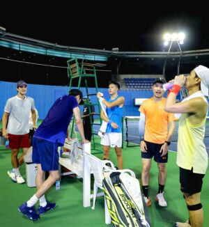 Vivid Bavornkiratikajorn Instagram - 'Keep the eyes on the ball🎾' ก็ว่าทำไมวันนั้นตีเสียหลายลูก 555 (มองแต่ทางไม่มองบอล😁) 

ขอบคุณรูปภาพสวยๆจากทีมงานพี่กรด้วยครับ 😊🙏🫰 @kornnarongdej
(รูปเยอะมาก ทะยอยลง) 
#tournamentofhope #tennis #charity #happy
#ตี๋วิวิศน์นักเทนนิสพเนจร