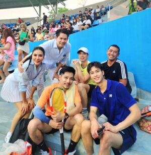 Vivid Bavornkiratikajorn Instagram - 'กีฬา' นำพาให้เรามาร่วมทำบุญกัน 🎾😊🙏🫰🫰
หนุกมากครับ มันส์ ฮา พี่ๆน้องๆตีเก่งทุกคนเลย (ถ่ายตอนแทน @taen_tawan กับน้อง ณภัทร เจ้าภาพงาน @napatnarongdej กำลังเดี่ยวกันอยู่ เก่งมาก ระดับแข่งขันอาชีพ 👍) 
ขอบคุณกิจกรรมดีๆในครั้งนี้นะครับ @kornnarongdej @sriritajensen 😊🙏(พี่ริต้าสวย หุ่นดีมากครับ อิอิ 😊👍
ขอบคุณพี่เอกกี้ที่ชัก- ชวน ผมมาในงานนี้ด้วยครับ 😁🙏
ขอบคุณแฟนๆ ที่มาให้กำลังใจ และร่วมบริจาคนะครับ เชียร์สนุกมาก 55 สาธุ 😊🙏

(ใครมีรูป หรือคลิปแจ่มๆ ช่วยส่งมาได้นะครับ อิอิ 😁🫰) 
#tennis #happy #charity 
#มูลนิธิโรงพยาบาลเด็ก
