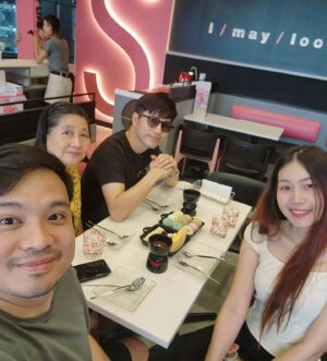 Vivid Bavornkiratikajorn Instagram - ชิลๆเข้าพรรษา 😋✌️
#family #happy #lunch
@leng_darvid @plengiiii