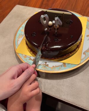 Vivien Yeo Instagram - Happy 40th Birthday to me !!
40歲，更珍惜每一個當下，更明確未來的方向🧭
40 and fabulous, just like fine wine, getting better with time !

Wishing myself another year older, another year wiser and another chance to make my dreams come true ! 🌟 最重要身體健康❤️