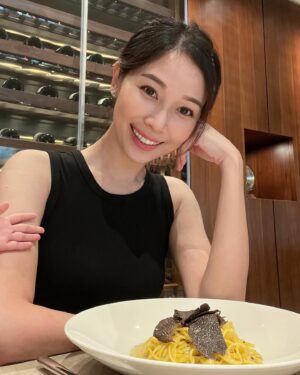 Vivien Yeo Instagram - Happy 40th Birthday to me !!
40歲，更珍惜每一個當下，更明確未來的方向🧭
40 and fabulous, just like fine wine, getting better with time !

Wishing myself another year older, another year wiser and another chance to make my dreams come true ! 🌟 最重要身體健康❤️