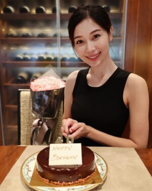 Vivien Yeo Instagram - Happy 40th Birthday to me !!
40歲，更珍惜每一個當下，更明確未來的方向🧭
40 and fabulous, just like fine wine, getting better with time !

Wishing myself another year older, another year wiser and another chance to make my dreams come true ! 🌟 最重要身體健康❤️