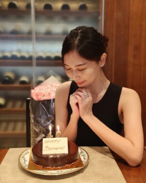 Vivien Yeo Instagram - Happy 40th Birthday to me !!
40歲，更珍惜每一個當下，更明確未來的方向🧭
40 and fabulous, just like fine wine, getting better with time !

Wishing myself another year older, another year wiser and another chance to make my dreams come true ! 🌟 最重要身體健康❤️