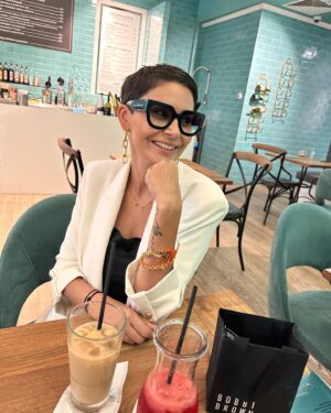 Vladimíra Erbová Instagram - …jestli chceš milovat člověka, tak prosím …., miluj… jestli chceš člověka ojebávat, tak prosím…., ojebávej… 
Ale nikdy tyhle dvě věci nedělej najednou ….. 😂😂😂 zabilo …😂 #niceday #💋