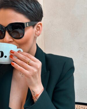 Vladimíra Erbová Instagram - …nedokonalost je to, co nás dělá krásnými a jedinečnými.. @fashionplanetcz #pdpaola #🖤