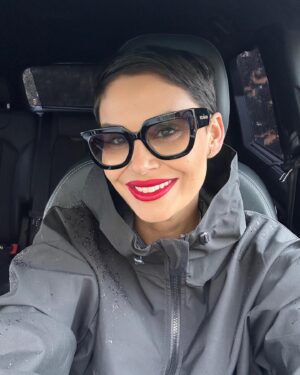 Vladimíra Erbová Instagram - Jedna včerejší čekanková …. Píšete mi na moje brýle …🙈 …. Masivní brýle RICHMOND (výroba Itálie / návrhář Londýn), mají brýlové čočky s gradální barvou (zvolily jsme 50 % zatmavení v horní části až do 0 % v té spodní). Oboustranný antireflex je součástí. Gradalní úprava dává brýlím ještě větší styl …..brýle mají samozřejmě příslušné dioptrie na dálku. A když už je počasí “máme tu podzim”, tak nahradí moje celoroční sluneční brýle… holky, kluci … bohužel brýle se nadají koupit přes web…, musíte si udělat cestu do Chomutova, tam vám holky vyšetří oči, případně zkontrolují dioptrie.. vyberou s vámi ze svých výjimečných kousků…. Hotové brýle už případně zašlou…. @laoptikachomutov @officialjohnrichmond @life.loft @hoyalenscz 

#johnrichmondeyewear #lifelofteyewear #sunpro #laoptikachomutov #dioptrickebryle #🖤