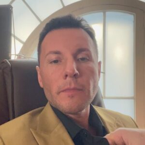 Vyacheslav Manucharov Instagram - Питер , лето , съемки 🎥 в невероятно приятной компании с хорошими людьми и интересной историей . #желаю_славы