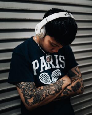 WILYWNKA Instagram - あの頃の俺よ
27歳の俺は @beatsbydre から世界で一つだけの自分モデルのヘッドホンを作ってもらえるぞ！喜べ、いや喜んでいる🤎
Zepp TOURの各会場に展示されているらしい。よかったな、俺！何よりBeats by Dreさんありがとございます。これからも良き音でたくさんヒップホップを聴かせてもらいます🎧ARIGATO❤️ #beatsbydre

@onepercent.jp 

Photo by @cherrychillwill