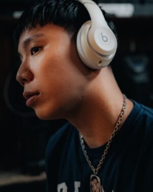 WILYWNKA Instagram - あの頃の俺よ
27歳の俺は @beatsbydre から世界で一つだけの自分モデルのヘッドホンを作ってもらえるぞ！喜べ、いや喜んでいる🤎
Zepp TOURの各会場に展示されているらしい。よかったな、俺！何よりBeats by Dreさんありがとございます。これからも良き音でたくさんヒップホップを聴かせてもらいます🎧ARIGATO❤️ #beatsbydre

@onepercent.jp 

Photo by @cherrychillwill