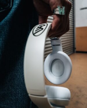 WILYWNKA Instagram - あの頃の俺よ
27歳の俺は @beatsbydre から世界で一つだけの自分モデルのヘッドホンを作ってもらえるぞ！喜べ、いや喜んでいる🤎
Zepp TOURの各会場に展示されているらしい。よかったな、俺！何よりBeats by Dreさんありがとございます。これからも良き音でたくさんヒップホップを聴かせてもらいます🎧ARIGATO❤️ #beatsbydre

@onepercent.jp 

Photo by @cherrychillwill