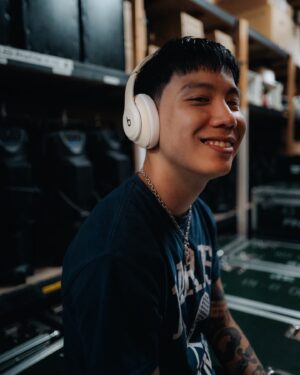 WILYWNKA Instagram - あの頃の俺よ
27歳の俺は @beatsbydre から世界で一つだけの自分モデルのヘッドホンを作ってもらえるぞ！喜べ、いや喜んでいる🤎
Zepp TOURの各会場に展示されているらしい。よかったな、俺！何よりBeats by Dreさんありがとございます。これからも良き音でたくさんヒップホップを聴かせてもらいます🎧ARIGATO❤️ #beatsbydre

@onepercent.jp 

Photo by @cherrychillwill