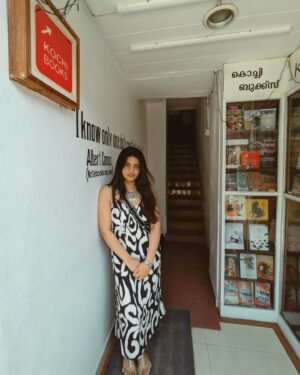 Wafa Khadeeja Rahman Instagram - Books, food, fashion etc. 

#fashion #styling #outfitoftheday #ootd