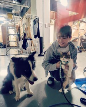 Wakana Matsumoto Instagram - .

.

西園寺さんは家事をしない
第一話、ご視聴ありがとうございました！

スタッフ、キャスト、全員が心を込めて絶賛撮影中です！

今後も応援していただけますと幸いです✨

さて、写真は自由気ままな
西園寺さんとリキとうみちゃん

うみちゃんはリキ役のダンくんのお友達🐈
ダンくんのことが好きすぎて一緒にいないと体調が悪くなるから撮影現場にいつも来てくれます。
撮影中はダンくんを待っています。
かわゆすぎる…♡

でもみんながうみちゃんの話をしたりうみちゃんに注目がいくとダンくんが急にピューんと間に入ったりして
僕もかわいいです！
ってアピールしてくるのが、、、
もう🩷もう…🩷🩷

全ての生きとし生けるものへ

LOVE❤️

.

.

３枚とも誰かがブレている。
それも善しかな🫶