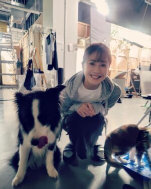 Wakana Matsumoto Instagram - .

.

西園寺さんは家事をしない
第一話、ご視聴ありがとうございました！

スタッフ、キャスト、全員が心を込めて絶賛撮影中です！

今後も応援していただけますと幸いです✨

さて、写真は自由気ままな
西園寺さんとリキとうみちゃん

うみちゃんはリキ役のダンくんのお友達🐈
ダンくんのことが好きすぎて一緒にいないと体調が悪くなるから撮影現場にいつも来てくれます。
撮影中はダンくんを待っています。
かわゆすぎる…♡

でもみんながうみちゃんの話をしたりうみちゃんに注目がいくとダンくんが急にピューんと間に入ったりして
僕もかわいいです！
ってアピールしてくるのが、、、
もう🩷もう…🩷🩷

全ての生きとし生けるものへ

LOVE❤️

.

.

３枚とも誰かがブレている。
それも善しかな🫶