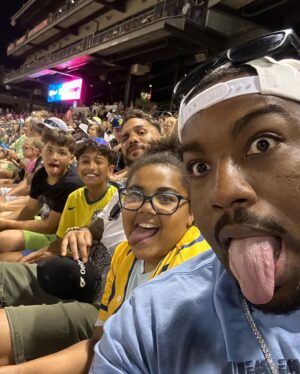 Walt Harris Instagram - What a feeling to see how excited Aylah was to find out she was going to see her favorite team @savbananas123 … Big shout out to my bro @erykanders for the connection and @danny__bananas for coming through! Made my baby girls dream come true! #savannahbananas #PureEntertainment #DanIsTheMan