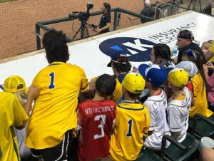 Walt Harris Instagram - What a feeling to see how excited Aylah was to find out she was going to see her favorite team @savbananas123 … Big shout out to my bro @erykanders for the connection and @danny__bananas for coming through! Made my baby girls dream come true! #savannahbananas #PureEntertainment #DanIsTheMan