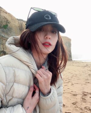 Wan Peng Instagram - Happy day🩵💙🧡💛💜
