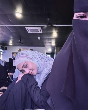 Wan Sharmila Instagram - Dearest Wanita Soleha, Semoga siapa sahaja yang masih single akan Allah kurniakan jodoh pada waktu yang terdekat, waktu tepat dan waktu yang berkat. Semoga bakal suami awak dapati ciri-ciri ini pada diri awak semua.

Nabi (SAW) sebut Wanita Soleha itu :
1) Apabila kamu memandangnya hati kamu tenang/senang
2)Taat kepada suami ( yang tiada suami taat kepada kedua ibu-bapa)
3)Apabila suami tiada dirumah dia menjaga maruah dirinya .. menjaga harta suaminya..

Utk para isteri, Semoga awak semua dapat masuk Syurga dari pintu syurga taat pada suami.😊

Siapa single angkat tangan!🤭