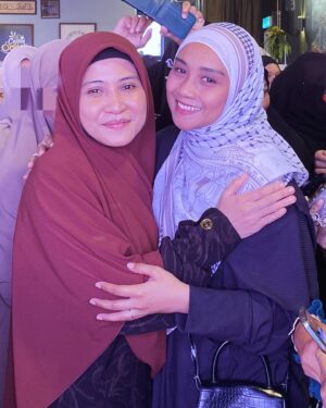 Wan Sharmila Instagram - Dearest Wanita Soleha, Semoga siapa sahaja yang masih single akan Allah kurniakan jodoh pada waktu yang terdekat, waktu tepat dan waktu yang berkat. Semoga bakal suami awak dapati ciri-ciri ini pada diri awak semua.

Nabi (SAW) sebut Wanita Soleha itu :
1) Apabila kamu memandangnya hati kamu tenang/senang
2)Taat kepada suami ( yang tiada suami taat kepada kedua ibu-bapa)
3)Apabila suami tiada dirumah dia menjaga maruah dirinya .. menjaga harta suaminya..

Utk para isteri, Semoga awak semua dapat masuk Syurga dari pintu syurga taat pada suami.😊

Siapa single angkat tangan!🤭