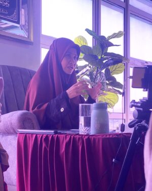 Wan Sharmila Instagram - Dearest Wanita Soleha, Semoga siapa sahaja yang masih single akan Allah kurniakan jodoh pada waktu yang terdekat, waktu tepat dan waktu yang berkat. Semoga bakal suami awak dapati ciri-ciri ini pada diri awak semua.

Nabi (SAW) sebut Wanita Soleha itu :
1) Apabila kamu memandangnya hati kamu tenang/senang
2)Taat kepada suami ( yang tiada suami taat kepada kedua ibu-bapa)
3)Apabila suami tiada dirumah dia menjaga maruah dirinya .. menjaga harta suaminya..

Utk para isteri, Semoga awak semua dapat masuk Syurga dari pintu syurga taat pada suami.😊

Siapa single angkat tangan!🤭
