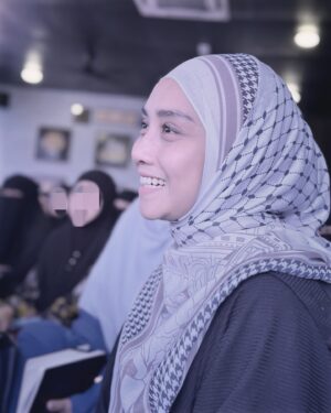 Wan Sharmila Instagram - Dearest Wanita Soleha, Semoga siapa sahaja yang masih single akan Allah kurniakan jodoh pada waktu yang terdekat, waktu tepat dan waktu yang berkat. Semoga bakal suami awak dapati ciri-ciri ini pada diri awak semua.

Nabi (SAW) sebut Wanita Soleha itu :
1) Apabila kamu memandangnya hati kamu tenang/senang
2)Taat kepada suami ( yang tiada suami taat kepada kedua ibu-bapa)
3)Apabila suami tiada dirumah dia menjaga maruah dirinya .. menjaga harta suaminya..

Utk para isteri, Semoga awak semua dapat masuk Syurga dari pintu syurga taat pada suami.😊

Siapa single angkat tangan!🤭