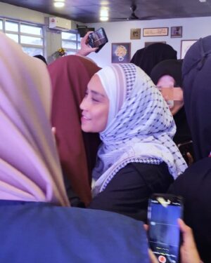 Wan Sharmila Instagram - Dearest Wanita Soleha, Semoga siapa sahaja yang masih single akan Allah kurniakan jodoh pada waktu yang terdekat, waktu tepat dan waktu yang berkat. Semoga bakal suami awak dapati ciri-ciri ini pada diri awak semua.

Nabi (SAW) sebut Wanita Soleha itu :
1) Apabila kamu memandangnya hati kamu tenang/senang
2)Taat kepada suami ( yang tiada suami taat kepada kedua ibu-bapa)
3)Apabila suami tiada dirumah dia menjaga maruah dirinya .. menjaga harta suaminya..

Utk para isteri, Semoga awak semua dapat masuk Syurga dari pintu syurga taat pada suami.😊

Siapa single angkat tangan!🤭