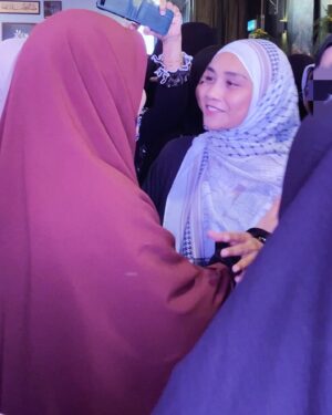 Wan Sharmila Instagram - Dearest Wanita Soleha, Semoga siapa sahaja yang masih single akan Allah kurniakan jodoh pada waktu yang terdekat, waktu tepat dan waktu yang berkat. Semoga bakal suami awak dapati ciri-ciri ini pada diri awak semua.

Nabi (SAW) sebut Wanita Soleha itu :
1) Apabila kamu memandangnya hati kamu tenang/senang
2)Taat kepada suami ( yang tiada suami taat kepada kedua ibu-bapa)
3)Apabila suami tiada dirumah dia menjaga maruah dirinya .. menjaga harta suaminya..

Utk para isteri, Semoga awak semua dapat masuk Syurga dari pintu syurga taat pada suami.😊

Siapa single angkat tangan!🤭