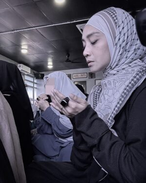 Wan Sharmila Instagram - Dearest Wanita Soleha, Semoga siapa sahaja yang masih single akan Allah kurniakan jodoh pada waktu yang terdekat, waktu tepat dan waktu yang berkat. Semoga bakal suami awak dapati ciri-ciri ini pada diri awak semua.

Nabi (SAW) sebut Wanita Soleha itu :
1) Apabila kamu memandangnya hati kamu tenang/senang
2)Taat kepada suami ( yang tiada suami taat kepada kedua ibu-bapa)
3)Apabila suami tiada dirumah dia menjaga maruah dirinya .. menjaga harta suaminya..

Utk para isteri, Semoga awak semua dapat masuk Syurga dari pintu syurga taat pada suami.😊

Siapa single angkat tangan!🤭