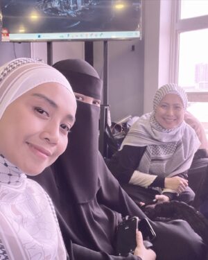 Wan Sharmila Instagram - Dearest Wanita Soleha, Semoga siapa sahaja yang masih single akan Allah kurniakan jodoh pada waktu yang terdekat, waktu tepat dan waktu yang berkat. Semoga bakal suami awak dapati ciri-ciri ini pada diri awak semua.

Nabi (SAW) sebut Wanita Soleha itu :
1) Apabila kamu memandangnya hati kamu tenang/senang
2)Taat kepada suami ( yang tiada suami taat kepada kedua ibu-bapa)
3)Apabila suami tiada dirumah dia menjaga maruah dirinya .. menjaga harta suaminya..

Utk para isteri, Semoga awak semua dapat masuk Syurga dari pintu syurga taat pada suami.😊

Siapa single angkat tangan!🤭
