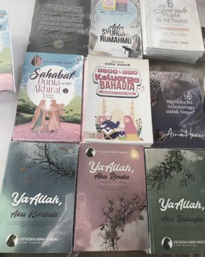 Wan Sharmila Instagram - Dearest Wanita Soleha, Semoga siapa sahaja yang masih single akan Allah kurniakan jodoh pada waktu yang terdekat, waktu tepat dan waktu yang berkat. Semoga bakal suami awak dapati ciri-ciri ini pada diri awak semua.

Nabi (SAW) sebut Wanita Soleha itu :
1) Apabila kamu memandangnya hati kamu tenang/senang
2)Taat kepada suami ( yang tiada suami taat kepada kedua ibu-bapa)
3)Apabila suami tiada dirumah dia menjaga maruah dirinya .. menjaga harta suaminya..

Utk para isteri, Semoga awak semua dapat masuk Syurga dari pintu syurga taat pada suami.😊

Siapa single angkat tangan!🤭
