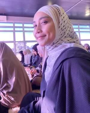 Wan Sharmila Instagram - Dearest Wanita Soleha, Semoga siapa sahaja yang masih single akan Allah kurniakan jodoh pada waktu yang terdekat, waktu tepat dan waktu yang berkat. Semoga bakal suami awak dapati ciri-ciri ini pada diri awak semua.

Nabi (SAW) sebut Wanita Soleha itu :
1) Apabila kamu memandangnya hati kamu tenang/senang
2)Taat kepada suami ( yang tiada suami taat kepada kedua ibu-bapa)
3)Apabila suami tiada dirumah dia menjaga maruah dirinya .. menjaga harta suaminya..

Utk para isteri, Semoga awak semua dapat masuk Syurga dari pintu syurga taat pada suami.😊

Siapa single angkat tangan!🤭