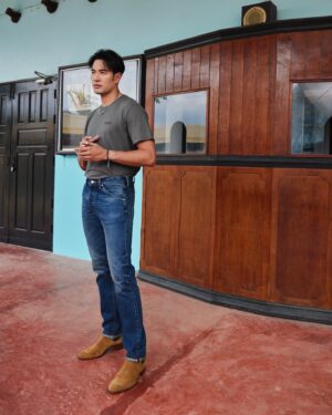 Warintorn Panhakarn Instagram - #ชีวิตหนึ่งต้องมีแรงเลอร์ กับพิเก้ด 🤏🏼🥹 @wrangler_thailand 

🎉😁 ขอบคุณ #แรงเลอร์ ครับ 🥹

เมื่อได้เป็นแบรนด์แอมบาสเดอร์คนใหม่แล้วก็พร้อมเปิดตัวกับคอลเลคชั่นใหม่เลยกับ  FW24 Legend of Wrangler New Collection !!

วางจำหน่ายแล้วที่ร้าน Wrangler ทุกสาขา
Official Website: https://bit.ly/4btRTDC
ช่องทางออนไลน์อื่นๆ: https://linktr.ee/wranglerthailand 
#WranglerThailand #WranglerJeans #WranglerXGreatWarintorn #LegendOfWrangler  #ชีวิตหนึ่งต้องมีแรงเลอร์