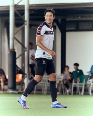 Warintorn Panhakarn Instagram - ลองของ 💜✨ #pumaultracarbon  #arifootball 

น้องๆรวมรุ่นโรงเรียนสมัยมัธยมมาเตะฟุตบอลกัน ไม่มีอะไรมาก พี่รุ่น 5 เด็กสุดเมื่อวานคือ รุ่น 27 !!! 💙🧡

นิดเดียว !! นิดเดียวจะเป็นพ่อพวกแกรล่ะ !! 🤭