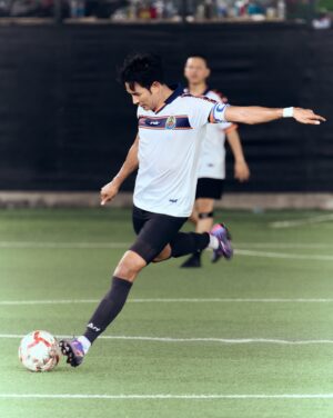 Warintorn Panhakarn Instagram - ลองของ 💜✨ #pumaultracarbon  #arifootball 

น้องๆรวมรุ่นโรงเรียนสมัยมัธยมมาเตะฟุตบอลกัน ไม่มีอะไรมาก พี่รุ่น 5 เด็กสุดเมื่อวานคือ รุ่น 27 !!! 💙🧡

นิดเดียว !! นิดเดียวจะเป็นพ่อพวกแกรล่ะ !! 🤭