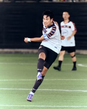 Warintorn Panhakarn Instagram - ลองของ 💜✨ #pumaultracarbon  #arifootball 

น้องๆรวมรุ่นโรงเรียนสมัยมัธยมมาเตะฟุตบอลกัน ไม่มีอะไรมาก พี่รุ่น 5 เด็กสุดเมื่อวานคือ รุ่น 27 !!! 💙🧡

นิดเดียว !! นิดเดียวจะเป็นพ่อพวกแกรล่ะ !! 🤭
