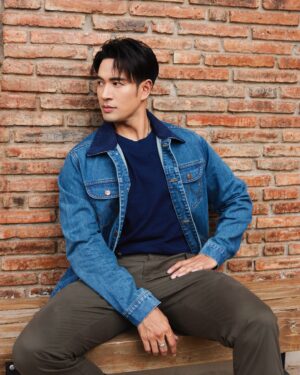 Warintorn Panhakarn Instagram - #ชีวิตหนึ่งต้องมีแรงเลอร์ กับพิเก้ด 🤏🏼🥹 @wrangler_thailand 

🎉😁 ขอบคุณ #แรงเลอร์ ครับ 🥹

เมื่อได้เป็นแบรนด์แอมบาสเดอร์คนใหม่แล้วก็พร้อมเปิดตัวกับคอลเลคชั่นใหม่เลยกับ  FW24 Legend of Wrangler New Collection !!

วางจำหน่ายแล้วที่ร้าน Wrangler ทุกสาขา
Official Website: https://bit.ly/4btRTDC
ช่องทางออนไลน์อื่นๆ: https://linktr.ee/wranglerthailand 
#WranglerThailand #WranglerJeans #WranglerXGreatWarintorn #LegendOfWrangler  #ชีวิตหนึ่งต้องมีแรงเลอร์