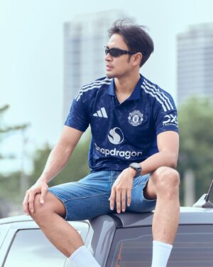 Warintorn Panhakarn Instagram - เอาไว้เวลาไปเยือนบ้านคนอื่นเค้า ถ้าเค้าไม่ชอบค่อยถอด 🤭

Manchester United 2024/25 Away Jersey !! 

#ส่วนตัวเลยชอบมากกว่าสีแดง ! #ไปจับและสัมผัสตัวจริงได้ที่ @ari_football 
#ari_football  #footballforall #manchesterunited