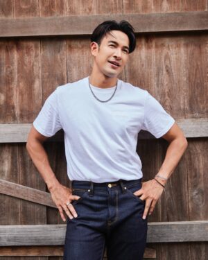 Warintorn Panhakarn Instagram - #ชีวิตหนึ่งต้องมีแรงเลอร์ กับพิเก้ด 🤏🏼🥹 @wrangler_thailand 

🎉😁 ขอบคุณ #แรงเลอร์ ครับ 🥹

เมื่อได้เป็นแบรนด์แอมบาสเดอร์คนใหม่แล้วก็พร้อมเปิดตัวกับคอลเลคชั่นใหม่เลยกับ  FW24 Legend of Wrangler New Collection !!

วางจำหน่ายแล้วที่ร้าน Wrangler ทุกสาขา
Official Website: https://bit.ly/4btRTDC
ช่องทางออนไลน์อื่นๆ: https://linktr.ee/wranglerthailand 
#WranglerThailand #WranglerJeans #WranglerXGreatWarintorn #LegendOfWrangler  #ชีวิตหนึ่งต้องมีแรงเลอร์