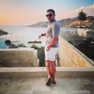 Warren Brown Instagram - In the infamous words of Jordan Belfort (Leonardo DiCaprio)

 …I’m not f*****g leaving!!!

#bestbloodyholidayever